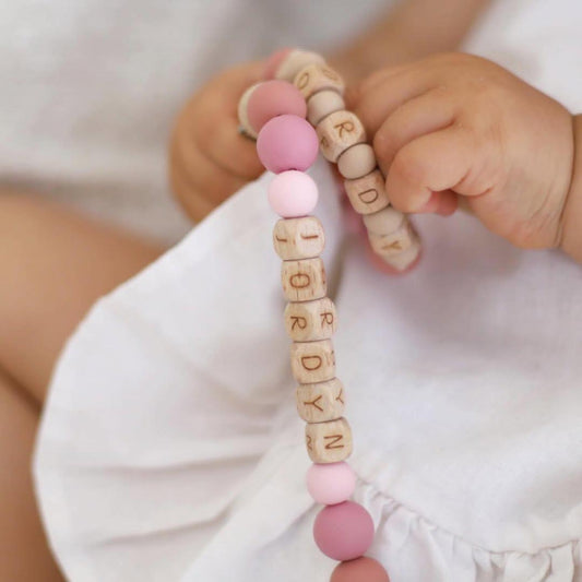 10 idées de cadeaux de naissance minimalistes et faits main (2025)