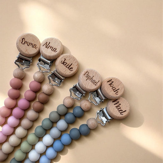 Comment choisir une attache-tétine sûre ? (Guide 2025)