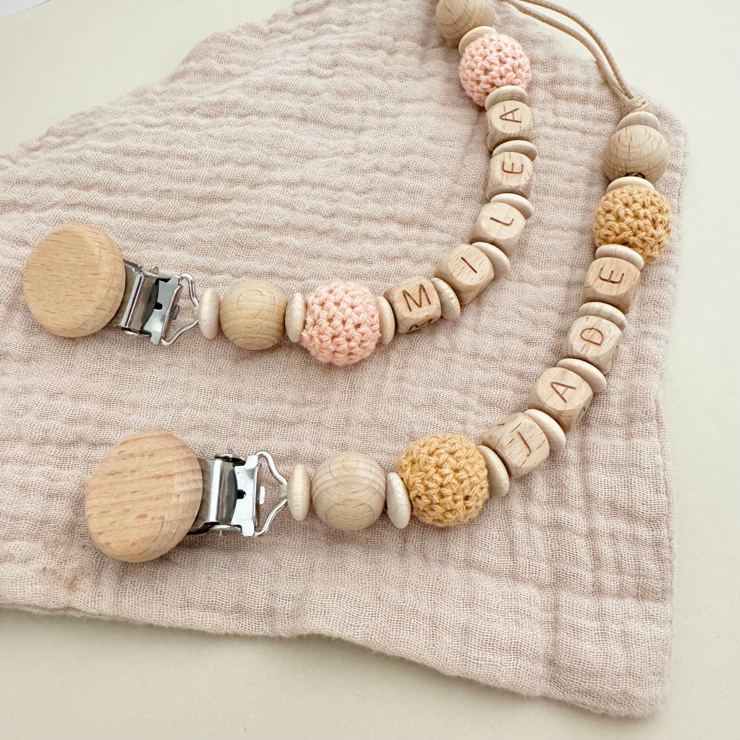 LUZ - Attache tétine bois et crochet personnalisée