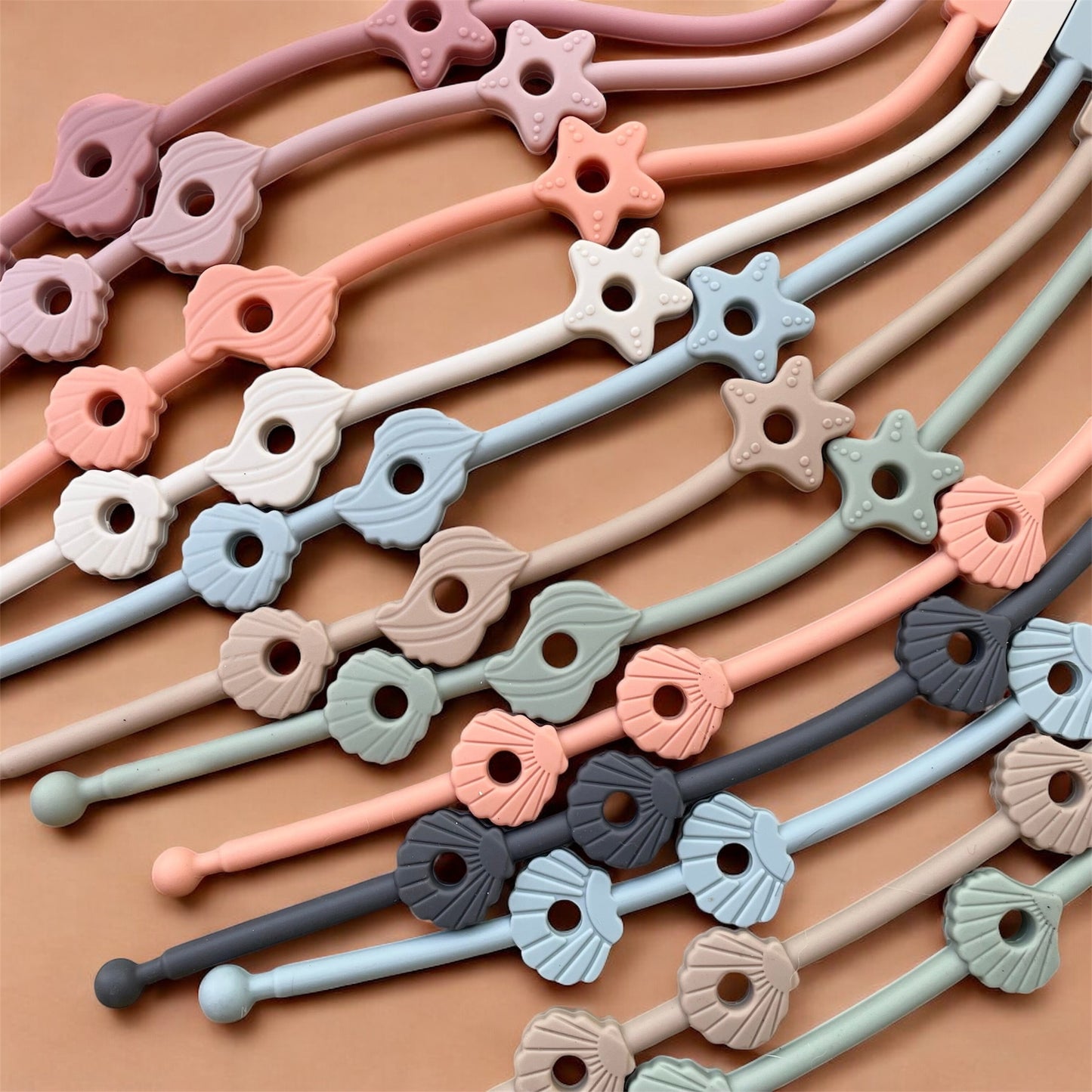 Lanière en silicone anti-perte couleur sage, pour tétines et petits accessoires bébé