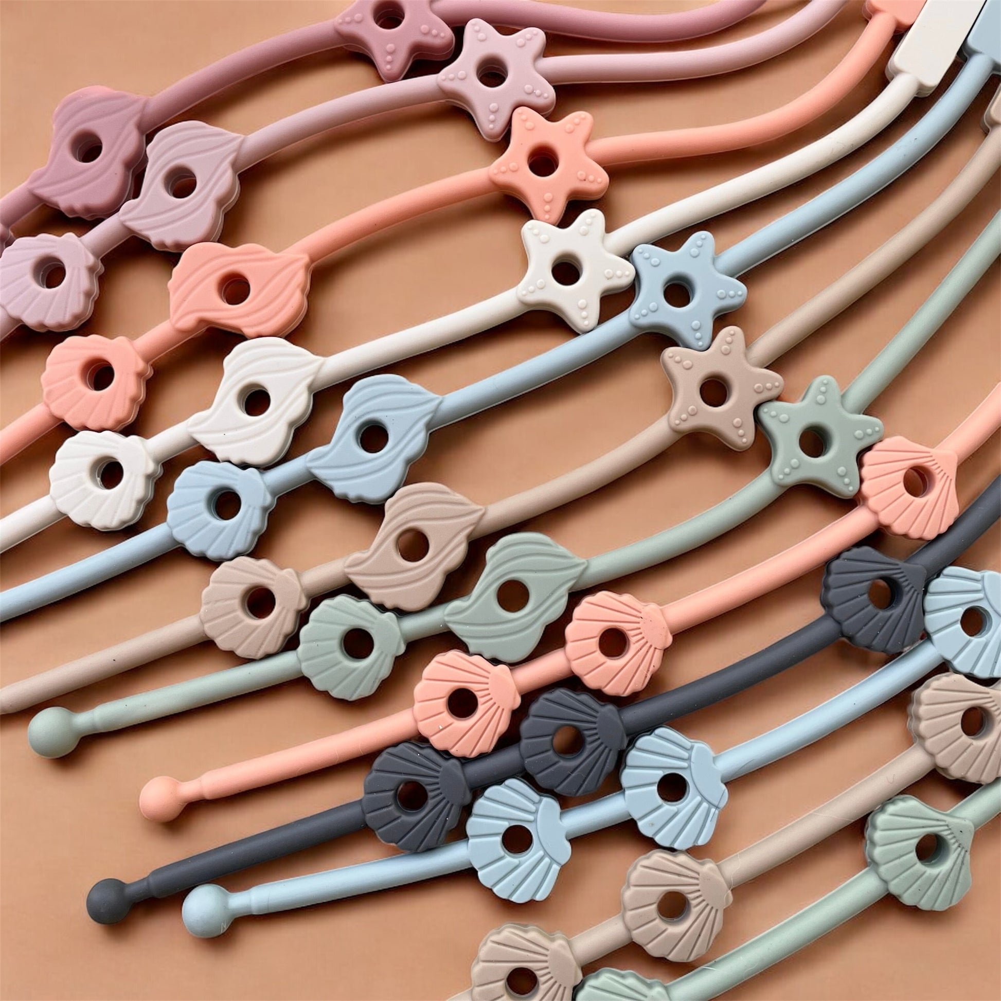 Lanière en silicone anti-perte couleur sage, pour tétines et petits accessoires bébé