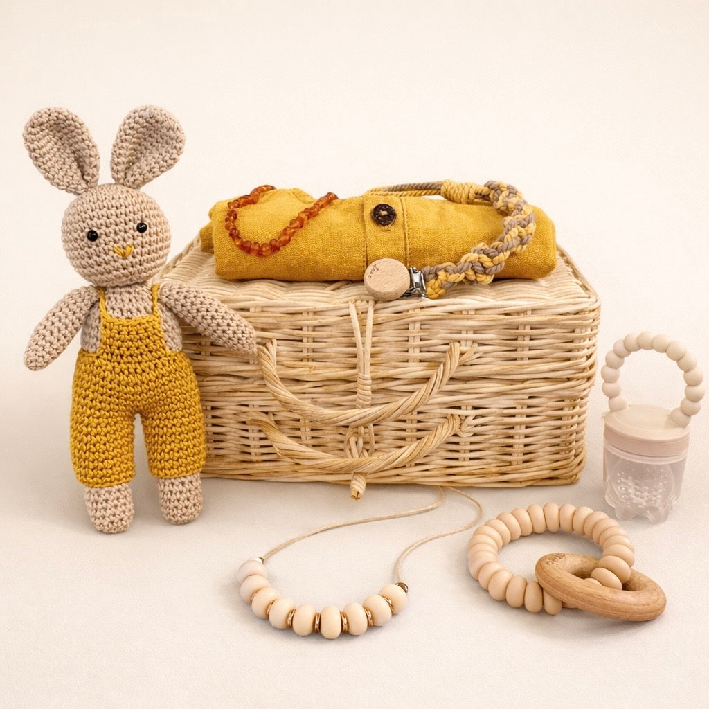 Coffret naissance premium comprenant une attache-tétine, un anneau de dentition, une combinaison bébé en lin et un collier de dentition pour maman.