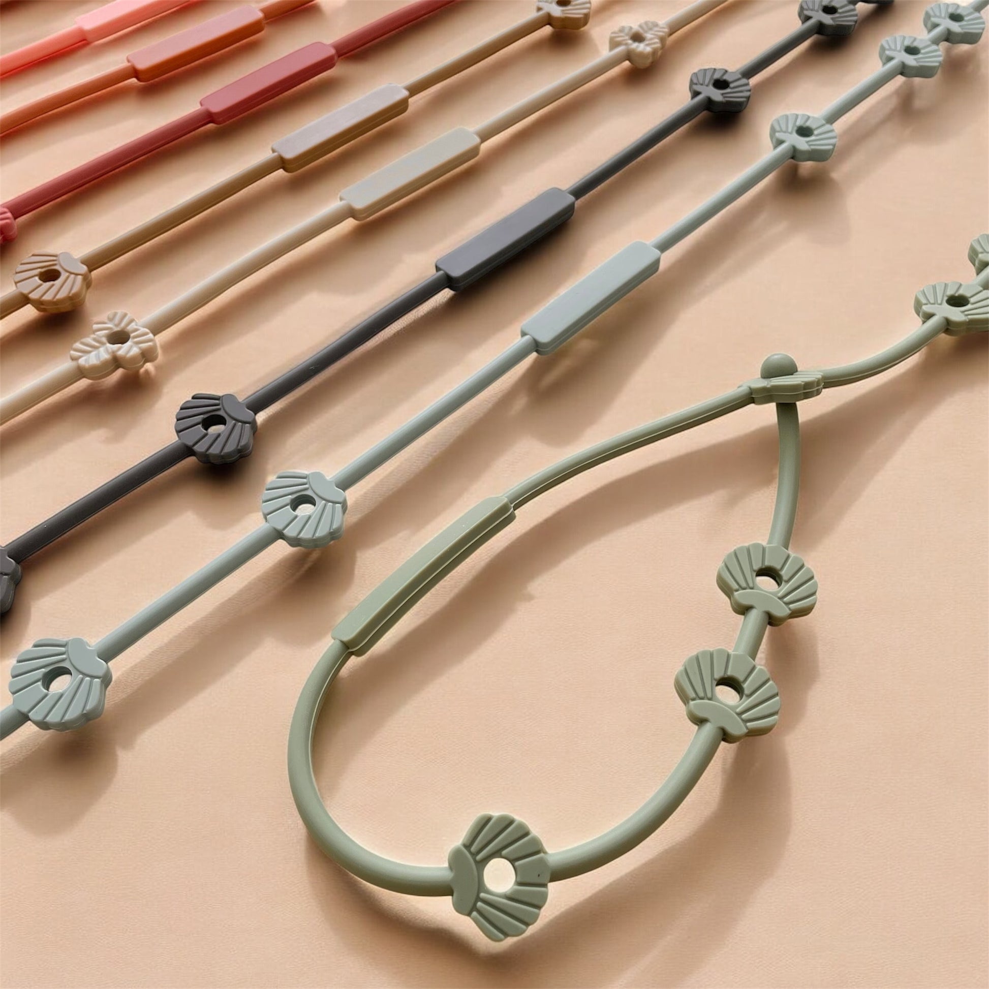 Strap en silicone anti-perte pour bébé accroché à une poussette