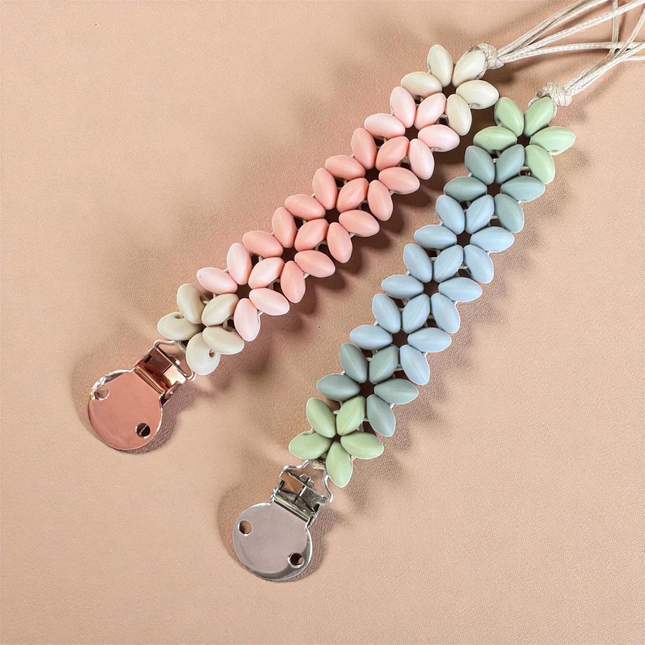 attache tetine fleur rose  et bleu